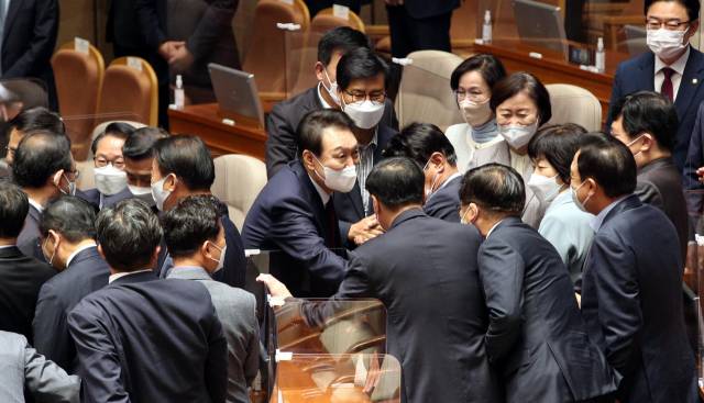 윤석열 대통령이 지난달 25일 오전 국회 본회의장에서 시정연설을 마친 뒤 여당 의원들과 악수하고 있다./연합뉴스