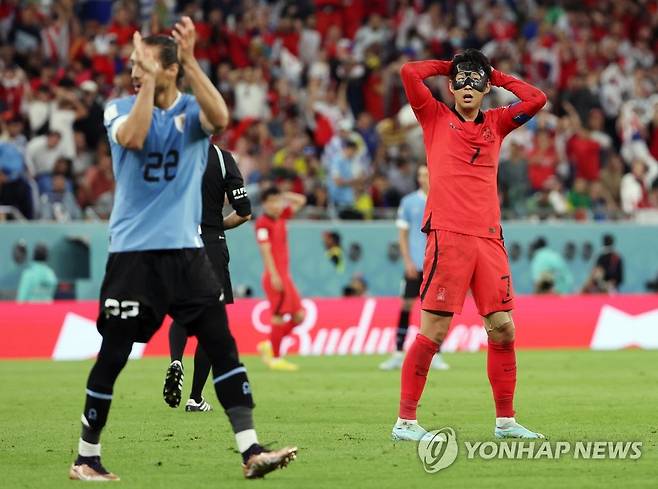 잘 싸웠다, 손흥민 (알라이얀=연합뉴스) 임헌정 기자 = 24일 오후(현지시간) 카타르 알라이얀의 에듀케이션 시티 스타디움에서 열린 2022 카타르 월드컵 조별리그 H조 1차전 대한민국과 우루과이 경기에서 손흥민이 공격이 잘 풀리지 않자 아쉬워하고 있다. 경기는 0-0 무승부. 2022.11.25 kane@yna.co.kr