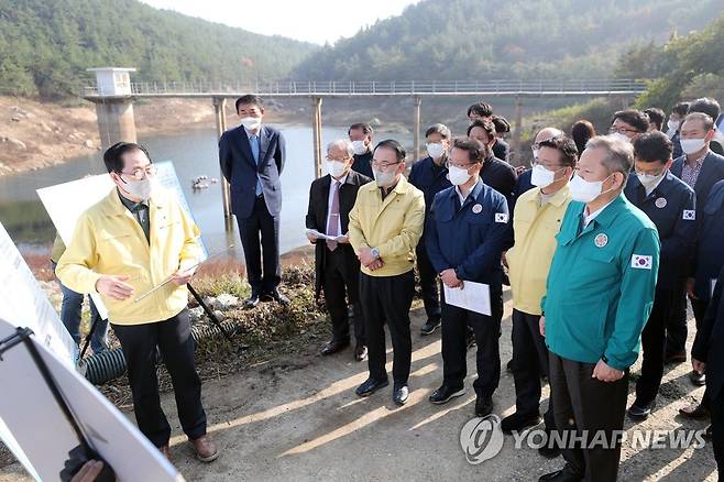 가뭄 심각한 완도 금일도 찾은 이상민 장관 (완도=연합뉴스) 천정인 기자 = 23일 오후 전남 완도군 금일읍 금일저수지(상수원)에서 이상민 행정안전부 장관이 가뭄 상황을 전해듣고 있다. 완도군은 극심한 가뭄으로 전체 35.9%의 저수율을 보이며 대부분의 지역에서 제한 급수를 하고 있다. 2022.11.23 iny@yna.co.kr