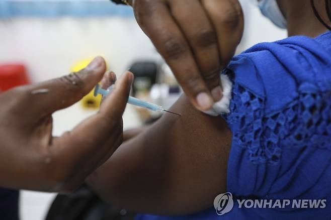 코로나19 백신 접종하는 케냐인. 기사와 직접적 관련 없음.   [EPA=연합뉴스 자료사진]