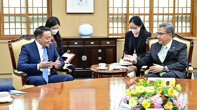 박진 장관, 몽골 다쉬젝베 아마르바야스갈랑 몽골 내각관광부 장관과 면담 [외교부 제공]