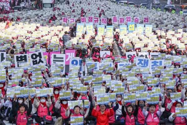전국학교비정규직노동조합 조합원들이 25일 오후 서울 영등포구 여의대로에서 총파업대회를 열고 구호를 외치고 있다.(사진=연합뉴스)