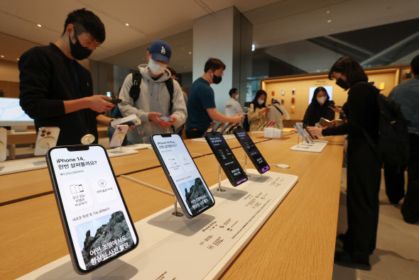 애플의 신제품 아이폰14 시리즈 공식 출시일인 지난 10월 7일 오전 서울 중구 명동 애플스토어에서 고객들이 제품을 살피고 있다. (사진=연합뉴스)