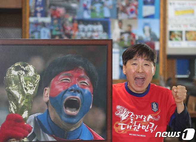 '태극기 응원맨'으로 알려진 박용식 대한민국 축구 아리랑 응원단장이 25일 자신이 운영하는 대전 서구 만년동 식당에서 월드컵 대표팀의 필승을 기원하며 '파이팅'을 외치고 있다. ⓒNews1 김기태 기자