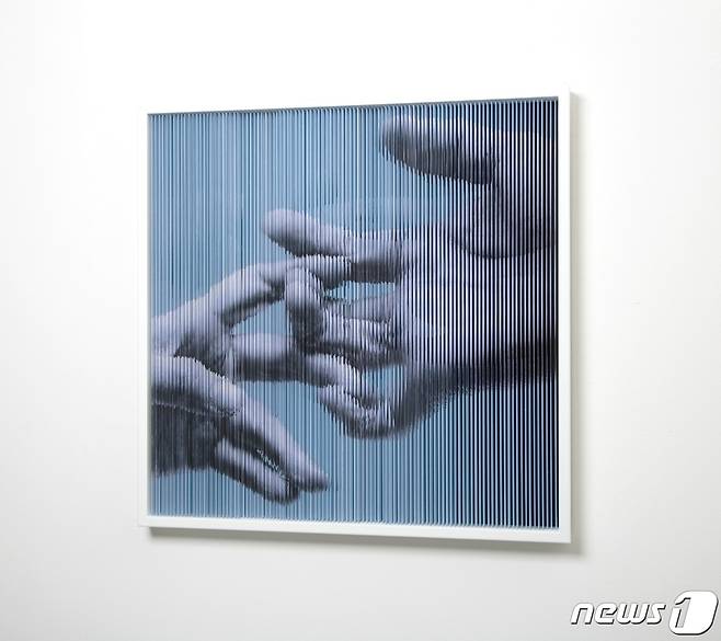 홍성철, String_Mirror_hands’, 2022, 알루미늄, 각각 170X100X20cm, 162X114X17cm(FLOW 제공).