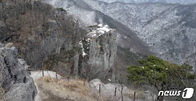 무등산 새인봉 절벽(네이버 이미지 라이브러리)/뉴스1