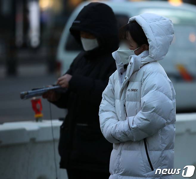 서울 종로구 광화문역 사거리에서 두꺼운 겨울옷을 챙겨 입은 시민들이 서로 퇴근을 서두르고 있다. /뉴스1 ⓒ News1 김진환 기자