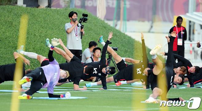 파울루 벤투 감독이 이끄는 대한민국 축구대표팀의 손흥민 등이 26일 오후(현지시간) 카타르 도하 알에글라 트레이닝센터에서 훈련을 하고 있다. 2022.11.26/뉴스1 ⓒ News1 이동해 기자