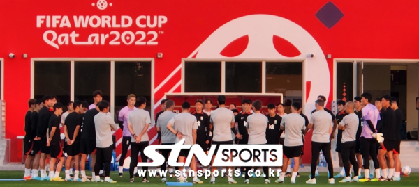 축구대표팀은 26일 오후(이하 한국시각) 카타르 도하 알라이얀에 위치한 알에글라 트레이닝센터에서 훈련을 이어갔다. 훈련 전 파울루 벤투 감독이 선수들을 불러모아 대화하고 있는 모습. 사진(도하)|이상완 기자