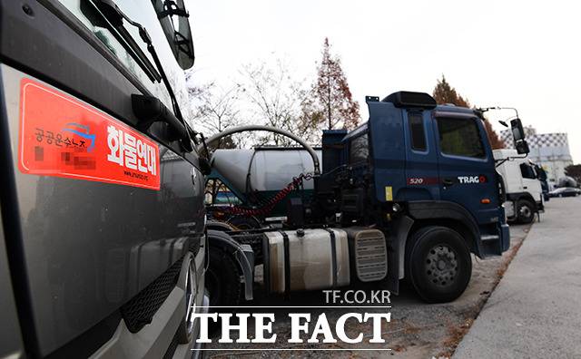 정부와 파업을 벌이고 있는 민주노총 소속 화물연대가 오는 28일 교섭을 벌인다. 화물연대 파업과 관련해 중소기업계는  25일 정부의 엄정한 법 집행과 업무 개시 명령을 촉구했다. /임영무 기자