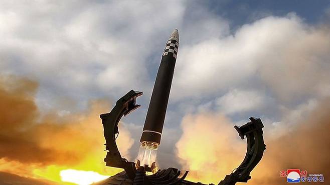 김정은 북한 노동당 총비서가 18일 신형 대륙간탄도미사일(ICBM) '화성포-17형'의 시험발사를 지휘했다고 당 기관지 노동신문이 19일 보도했다. [이미지출처=연합뉴스]