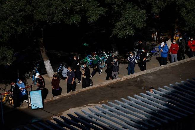 중국 베이징 주민들이 지난달 5일 줄지어 코로나19 검사를 기다리고 있다. [이미지출처=연합뉴스]