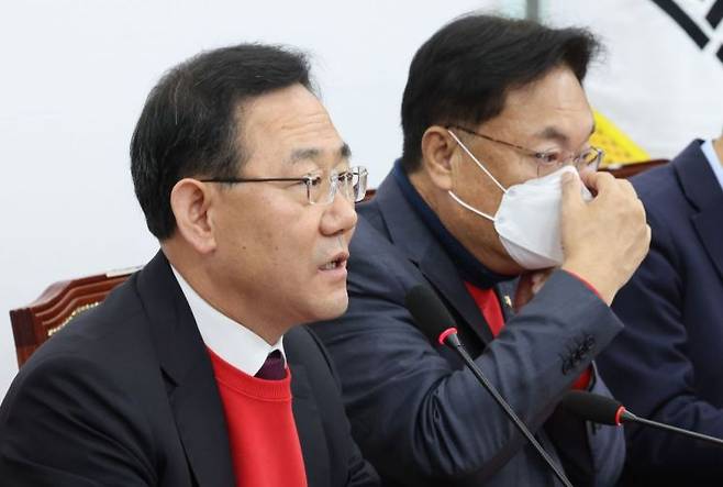 국민의힘 주호영 원내대표가 지난 24일 오전 국회에서 열린 비상대책위원회의에서 발언하고 있다. 오른쪽은 정진석 비대위원장. [이미지출처=연합뉴스]