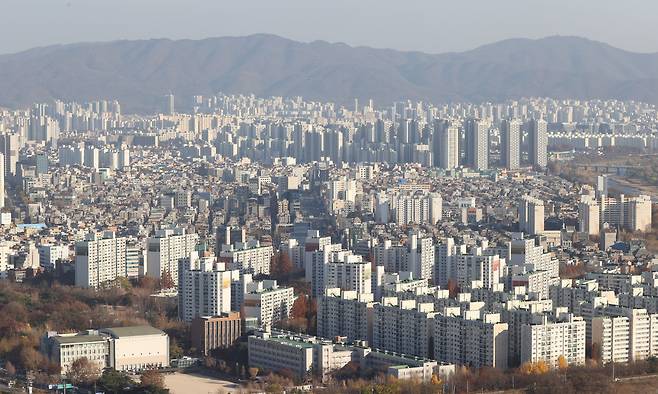 서울 강남구 삼성동 아셈타워에서 바라본 강남 일대 아파트 단지 모습./연합뉴스