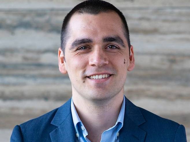 미국의 데이터 과학자이자 자산 관리 전문가 닉 매기울리(NickMaggiulli). 최근 국내외 투자 전문가와 동기부여 전문가, 데이터 학자들의 찬사를 끌어낸 책 '저스트킵바잉'을 출간했다.