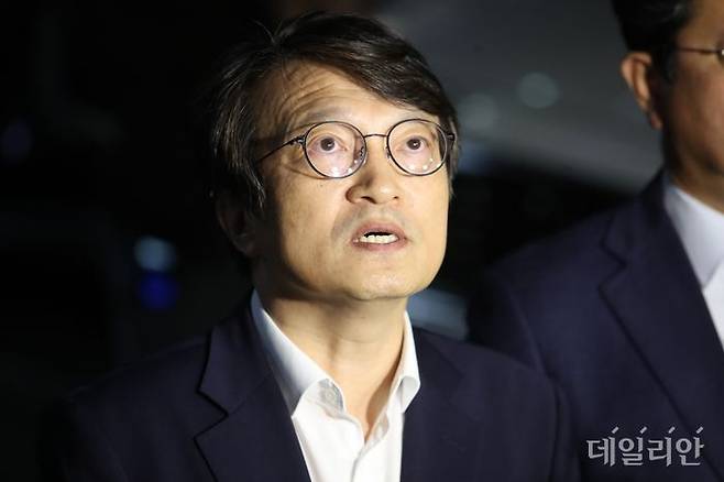 김의겸 더불어민주당 대변인이 지난 10월 19일 서울 영등포구 더불어민주당 당사 앞에서 일어난 서울중앙지검 반부패수사3부 관계자들의 민주연구원 압수수색에 관한 입장을 발표하고 있다. ⓒ데일리안 김민호 기자