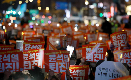 26일 오후 서울 태평로 숭례문 일대에서 촛불전환행동 주최로 윤석열 정부를 규탄하는 촛불집회가 열리고 있다. <연합뉴스>