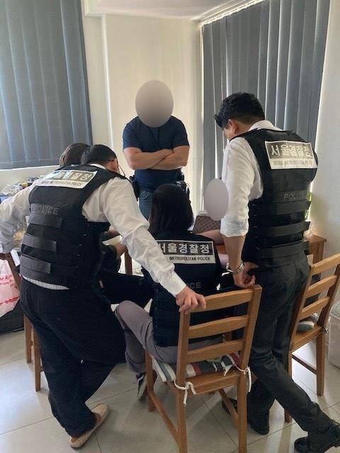 호주와 한국 경찰이 23일 A씨의 거주지를 압수수색하고있다. 서울경찰청 제공