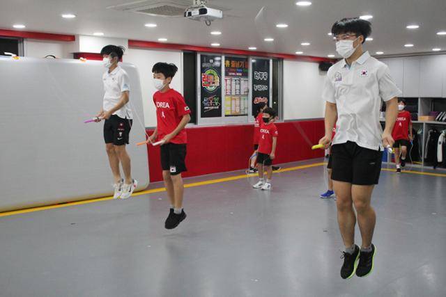 2022년 줄넘기 국가대표에 발탁된 세 명의 선수들이 런투유줄넘기클럽 체육관에서 훈련에 매진하고 있다. 박성현 기자