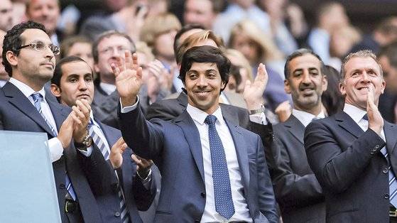 맨체스터 시티의 구단주인 만수르(가운데)가 손을 흔들고 있다. EPA=연합뉴스