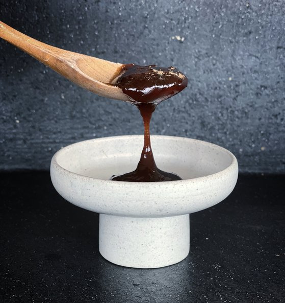 꿩엿의 맛은 일반 엿과 크게 다르지 않지만, 꿩고기가 그대로 들어가기 때문에 오래 씹으면 작은 꿩고기 씹는 맛을 느낄 수 있어 일반 엿과는 전혀 다른 매력을 느낄 수 있다. [사진 강병욱]
