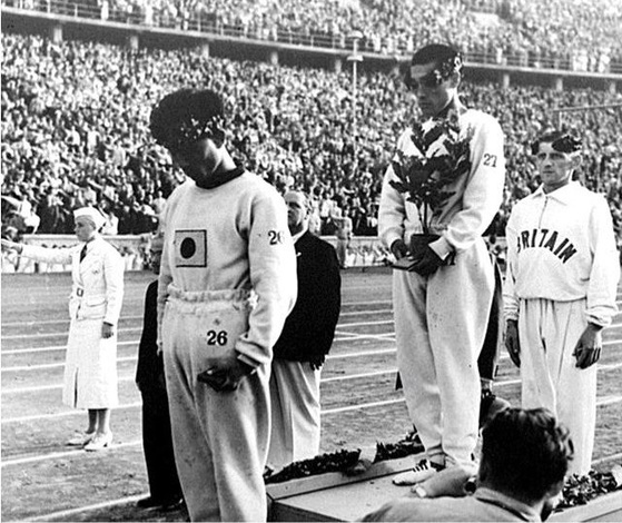 1936년 베를린 올림픽 마라톤에서 우승한 손기정(가운데)과 3위 남승룡이 시상대에서 침통한 표정을 짓고 있다. [중앙포토]