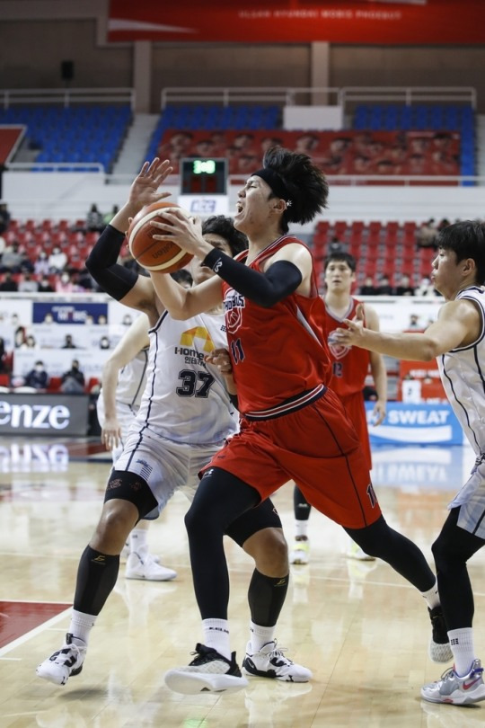 26일 KCC전에서 돌파를 시도하는 현대모비스 이우석.(빨간색 유니폼)[KBL 제공]