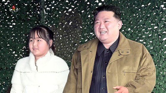 조선중앙TV가 지난 20일 추가로 공개한 김정은 국무위원장과 그 딸. [사진 출처 = 조선중앙TV 화면/연합뉴스]