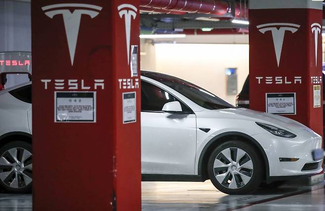 [서울=뉴시스] 정병혁 기자 = 전기 자동차 브랜드 테슬라가 공급망 문제와 원자재 가격 급등 여파 등으로 미국에서 모든 전기차 모델 가격을 인상한다고 밝혔다. 현지 업계에 따르면 모델X는 기존가보다 최대 6000달러 오른 12만990달러로 올랐고, 모델S와 모델3의 롱레인지 차종도 수천 달러 올랐다. 사진은 17일 오전 서울시내 대형쇼핑몰 주차장에 주차된 테슬라 차량의 모습. 2022.06.17.