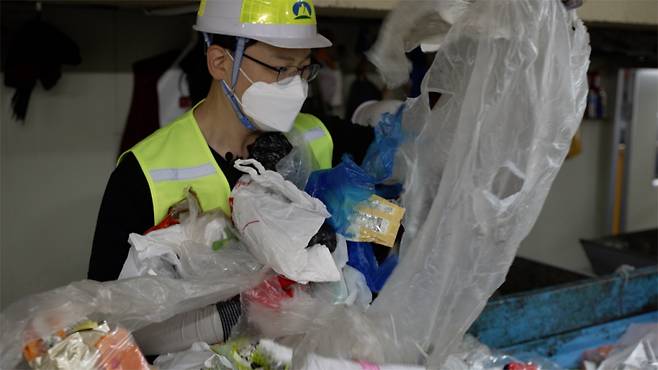 비닐 안에 비닐 안에 비닐 안에 또 비닐, 그걸 모르고 들었다가 정신이 인터스텔라 마냥 다른 차원을 헤매고 있는 기자./사진=서울시, 이상열 미디어트립 PD