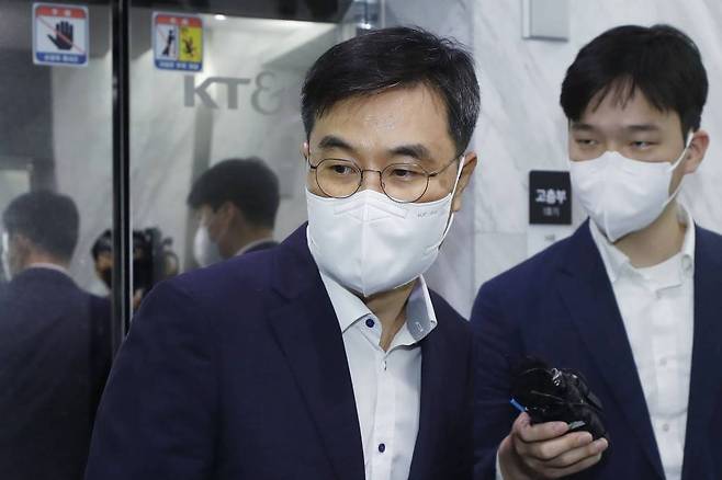 [서울=뉴시스] 최동준 기자 = 사건 초동수사 부실 의혹을 받고 있는 전익수 공군본부 법무실장이 31일 서울 서대문구 고 이예람 중사 사망 사건을 수사 중인 특검에 출석하고 있다. 2022.08.31.