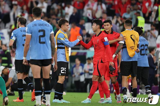 24일 오후(현지시간) 카타르 알라이얀 에듀케이션 시티 스타디움에서 열린 2022 카타르 월드컵 조별리그 H조 1차전 대한민국과 우루과이의 경기에서 무승부로 경기를 마친 양팀 선수들이 서로를 격려하고 있다/사진=뉴스1