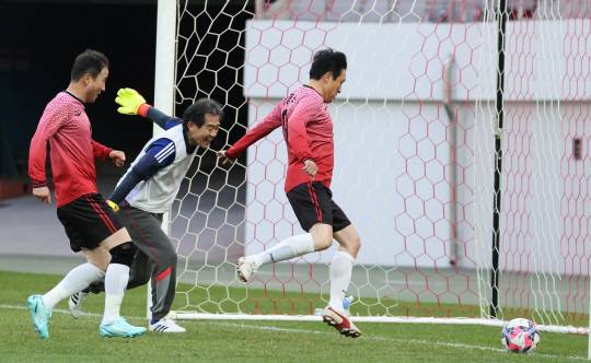 26일 오후 서울월드컵경기장에서 열린 2002년 한일월드컵 개최 20주년 기념 한·일 국회의원 축구대회에서 국민의힘 박형수 의원이 골을 넣고 있다. 연합뉴스