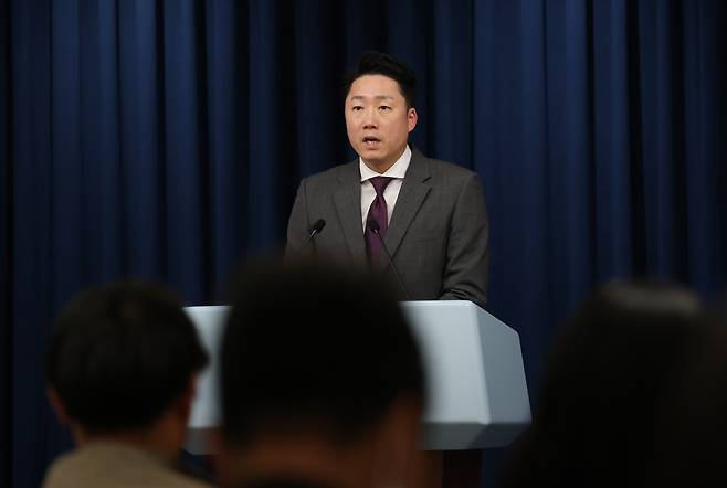 이재명 대통령실 부대변인이 25일 오후 서울 용산 대통령실 청사 브리핑룸에서 '화물연대 집단 운송거부'와 관련한 대통령실 입장에 대해 브리핑하고 있다.[연합]
