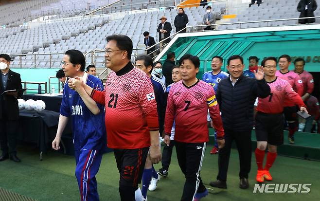 [서울=뉴시스] 전진환 기자 = 정진석(국민의힘) 국회의원 축구연맹 회장과 에토 세이시로 일한의원축구연맹 회장 등 양국 의원 선수들이 26일 오후 서울 마포구 상암동 서울월드컵경기장에서 열린 제12회 한·일 국회의원 축구대회에서 경기장으로 입장하고 있다. 2022.11.26. amin2@newsis.com