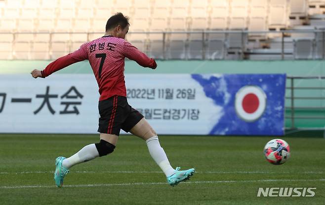 [서울=뉴시스] 전진환 기자 = 한병도 더불어민주당 의원이 26일 오후 서울 마포구 상암동 서울월드컵경기장에서 열린 제12회 한·일 국회의원 축구대회에서 추가골을 넣고 있다. 2022.11.26. amin2@newsis.com