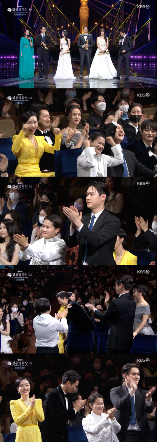 Actor Go Kyung-pyo is the most exciting person who enjoyed Blue Dragon.Go Kyung-pyo attended the 43rd Blue Dragon Film Awards Awards held at KBS Hall, Yeouido, Yeongdeungpo-gu, Seoul on the afternoon of the 26th.He was in the front row alongside Kim Shin-Young, a detective team mate, who played the role of Oh Su-wan in the movie It was Go Kyung-pyo who made the most exciting Explosion at the awards.During the celebration stage of New Jinx, Ive, and Zico, I had a shoulder dancing with Kim Shin-Young, and when my fellow seniors received the award, I gave a generous congratulation and applause.I also got a trophy. He was named to the Chungjungwon Popular Star Award winner and he enjoyed the joy of hugging Park Hae-il behind him.Park Hae-il, Best Actor, Tang Wei, Supervisory award, The work, Music Award, Screenplay Award Sweep It is the moment when a popular star was born in the team.Go Kyung-pyo, who was on stage, said, I am actually here to enjoy the Celebration stage, and I am grateful for the unexpected award. Thank you and your colleagues.MC Kim Hye-soo praises Celebration stage more than anyone.After the awards ceremony, he did not miss a trophy-certified shot. I had a great time on my personal SNS on the 26th, he said.I love you, and I boasted the popularity trophy that the fans gave me, and added to the goodness.On the other hand, Go Kyung-pyo will play the role of serial killer Jin Seop in Disney + original series Connect and will come to the audience. Open on December 7th.SNS