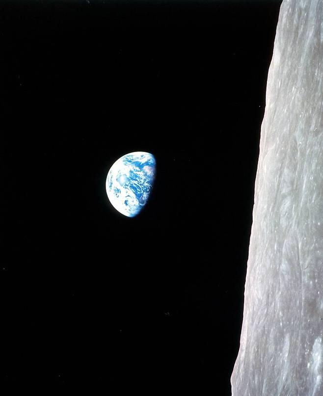 1968년 12월29일 달 궤도를 돌던 아폴로 8호에서 촬영한 달 표면과 지구 사진.