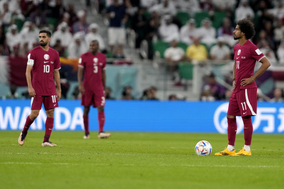26일 세네갈에게 두 번째 골을 내준 카타르 선수들이 망연자실 하고 있다. AP 연합뉴스