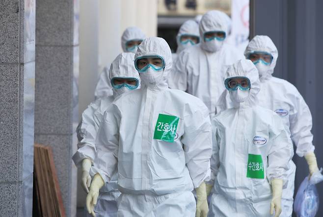 대구시 중구 계명대학교 대구동산병원에서 방호복을 입은 의료진이 병동으로 향하고 있다. ⓒ연합뉴스 제공