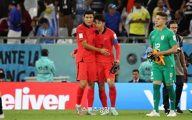 한국 축구국가대표 손흥민과 김민재가 24일(현지시간) 카타르 알라이얀 에듀케이션 시티 스타디움에서 열린  2022 카타르 월드컵 조별리그 H조 우루과이의 조별예선 경기 후 서로를 격려하고 있다. 알라이얀|권도현 기자