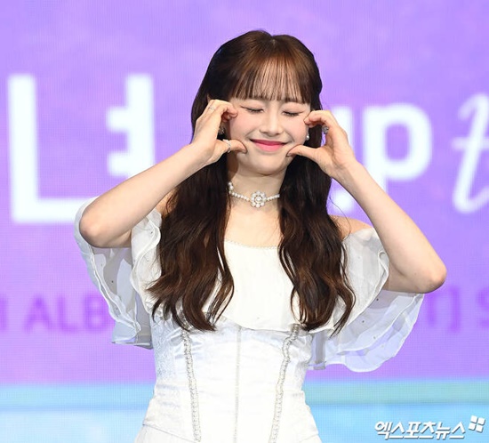 Group Loona member Chuu was expulsion and exited by his agency because he did Rant and Gut to the staff.Ironically, however, the Cheering Wave of the Staff Cheering Chuu continues.Loona agency blockberry creative said on the 25th that Chuu decided to expulsion and exiting because he did Gut and Rant to the staff.The agency said, There were many stories related to Chuu, but our company and Loona members did not say anything to prevent problems from happening because they were concerned about the development of their team and the fans concerns.He then investigated Chuus Rant and Gut for his staff and explained that the facts were called.The company representative apologized to the staff directly and was comforted, and decided to Exit Chuu to take responsibility.After the news was reported, Hyunjin, a member of the same team, and other staff members who had been together, opened their mouths and expressed regret.Especially, the staffs that Chuu did Rant and Gut are also wondering about the exiting background by giving Cheerings voice.Here, fans who have supported Chuus activities more than anyone else are surprised by the sudden exiting news.Fans are also suspicious that Chuu, who has been making his usual remarks since the reaction of Gut to the unilateral exiting notice of his agency to protect the artist, is called Gut or Rant.In addition, it is also noteworthy that there are no additional disclosures and reports that followed the controversy of the entertainment industry Staff Gut.In the case of entertainers who have been involved in the previous Gut controversy, the sea has been revealed since the first controversy followed by additional disclosures.Moreover, the part where the agency first revealed Chuus Gut Rant is also bitter.Fans are also saddened by the assumption that Chuu has been active in the past as he has been in conflict with his agency, including rumors of a transfer.Photo=DB