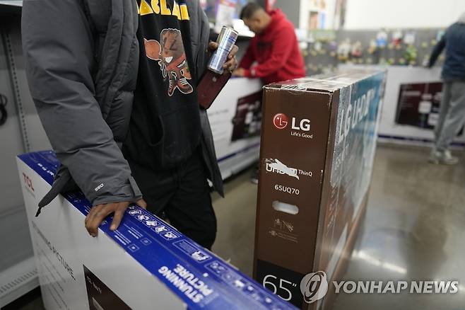 미국 버지니아주의 월마트 매장에서 TV 사는 쇼핑객 [AP=연합뉴스]