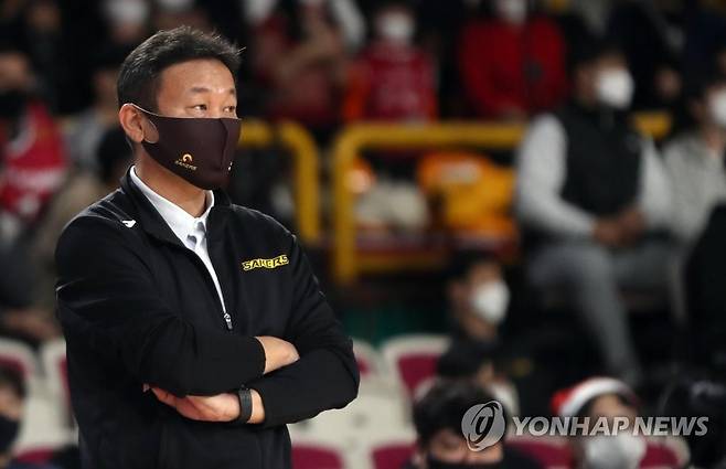 경기 지켜보는 LG 조성원 전 감독 [연합뉴스 자료사진. 재판매 및 DB금지]