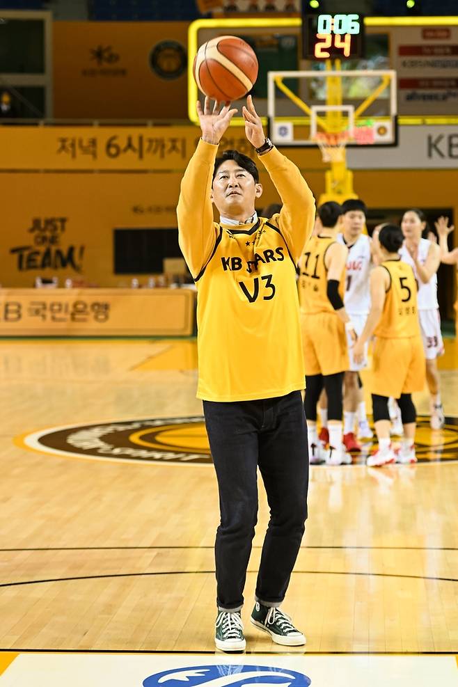 25일 경기에 시투하는 박용택 위원 [WKBL 제공. 재판매 및 DB 금지]