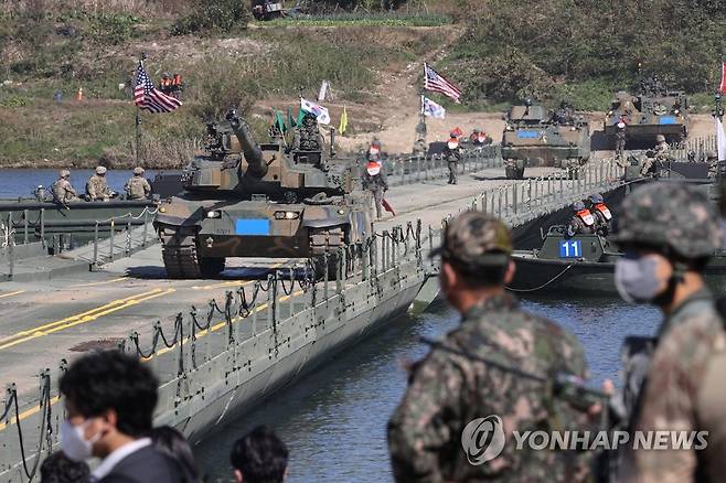 한미연합 훈련에서 부교 도하하는 K2 전차 [연합뉴스 자료사진. 재판매 및 DB 금지]
