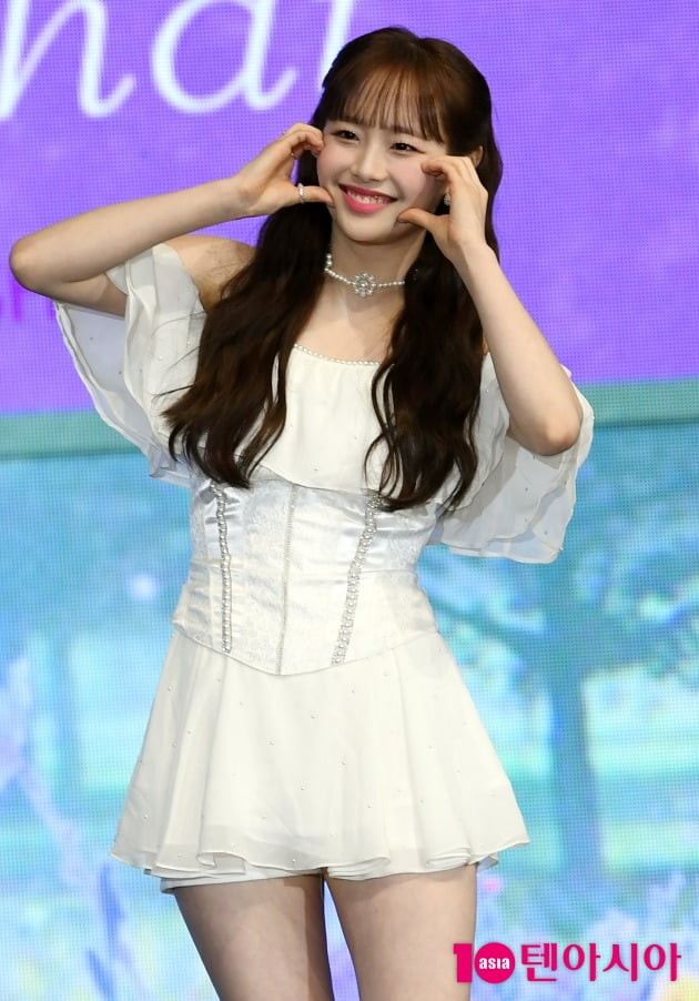Block Berry Creative is Exiting Chuu in Group Loona for Gut reason and it is a sign that the truth game of Agent vs Chuu will start.With Chuus Exiting, the issues mentioned in the past have come to the surface, discrediting Blockbury Creatives position, and weighing in favor of Chuu.Chuus Lee Juck theory, before the lawsuit, Blockberry Creatives settlement problem and unfair treatment, etc., are likely to lead to a truth workshop.The conflict between Chuu and Blockberry Creative began a year ago when Chuu appeared in many entertainment shows and worked as an advertising model, but was not settled.In addition, the worries about Loona grew as the news that Blockberry Creatives financial difficulties were serious and that it could not pay hundreds of millions of won to outsourcers and outside workers.At the end of last year, Chuu filed an injunction against the agency to suspend the exclusive contract; it was reported that it had won some cases, but Blockbury Creative did not take any stance on it.Chuu and Block Berry Creative continued to work together on thin ice.Chuu continued his Loona activities and showed solid teamwork in March when he appeared on Mnet Queendom 2.Chuus activities seemed to be fine until then.However, Chuu fell into Loonas first official world tour due to his personal schedule and continued to be a negative issue.Since Chuu was the main member of Loona, there was an opinion that she was the girls head, and there was also a claim that she was being bullied by her team and agency.Then, in June, the crack was formulated when Chuu left the blockberry creative and Lee Juck to the bipoem studio alone.The story of Lee Juck going to another place when the contract with the original agency is not over is not good for both Loona and Chuu, but the formula did not come out.At a time when the silence was prolonged, fans claimed that Chuu had taken a taxi alone on his personal schedule, and a certificate was posted that the company did not care for Chuu.Block Berry Creative said, The issues related to Chuu are unfounded, he said. We will give generous support to our members so that they can concentrate on their activities.However, it was announced late last month that Chuu established Chuu Co., Ltd. in April and announced that he was the CEO and his mother as the in-house director. Blockbury Creative did not know it.On Nov. 25, Block Berry Creative said, The investigation was called for because there were reports related to Gut, including Chuus Rant for our staff. We decided to expulse and exit Chuu from Loona members.The production team of Chuu said, Gut is really funny. It is hard for me to erase myself, but I was worried that the other staff would not get the money. I am frustrated and I care about you!I know its hard for me to go through it, so I just can not see it. We all know that he did not care properly.Chuu was sent out as one of the sensitive issues, Gut, but the one who was hit was Block Berry Creative. Chuu had a controversy about the school, so if it was Exiting due to Gut, did Chuu expect to be Exiting in the entertainment industry?The conflict between Chuu and Blockbury Creative is flowing strangely.