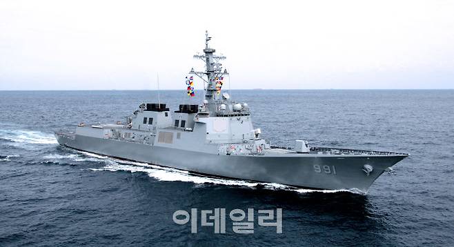 우리 해군의 첫 이지스 구축함인 ‘세종대왕함’. SPY-1D 레이더를 통해 탄도미사일을 탐지·추적한다. (사진=해군)