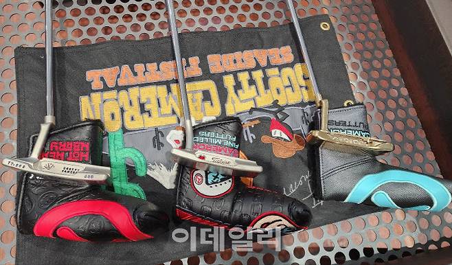 스카티 카메론 퍼터. 왼쪽부터 SSS 타임리스 핸드스탬핑, SSS 타임리스 체리닷, GSS 브론즈 웰디드 제품. (사진=백주아 기자)