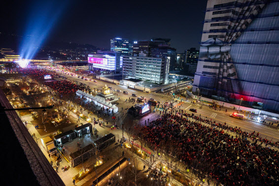지난 24일 오후 서울 종로구 광화문광장에서 축구팬들이 거리 응원전을 펼치고 있다.(사진=연합뉴스)